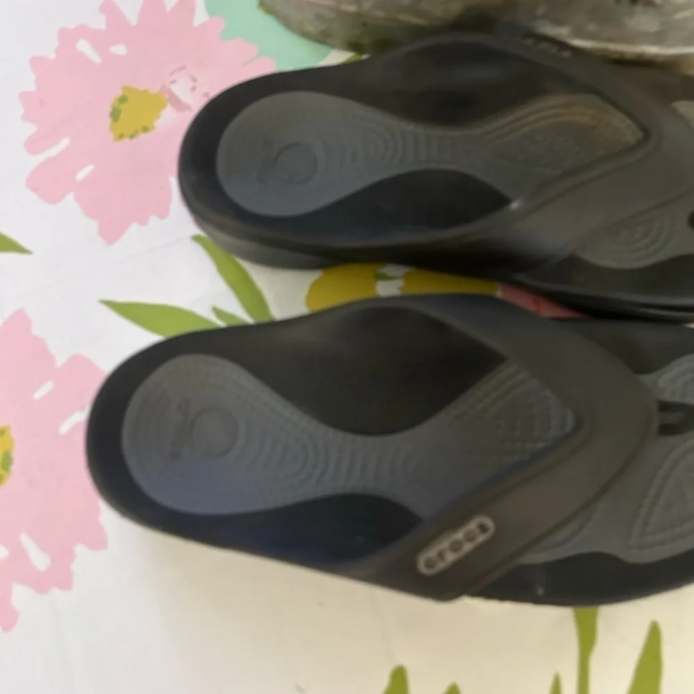 Unisex crocs size M-8 W-10 black and grey sandals